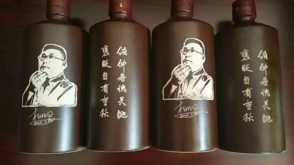 济南市酒瓶雕刻，红酒雕刻，陶瓷瓶雕刻厂家供应酒瓶雕刻，红酒雕刻，陶瓷瓶雕刻，红酒瓶雕刻机