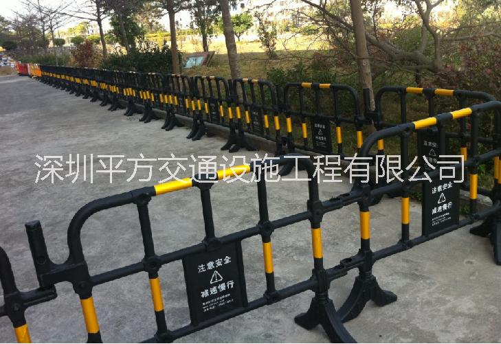供应厂家直销铁马护栏塑料铁马塑料护栏1.4米移动塑料护栏1.4米施工护栏塑料围栏