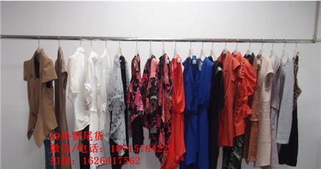 中老年服装尾货 用于便宜的中老年服装尾货，北京中老年服装尾货批发图片