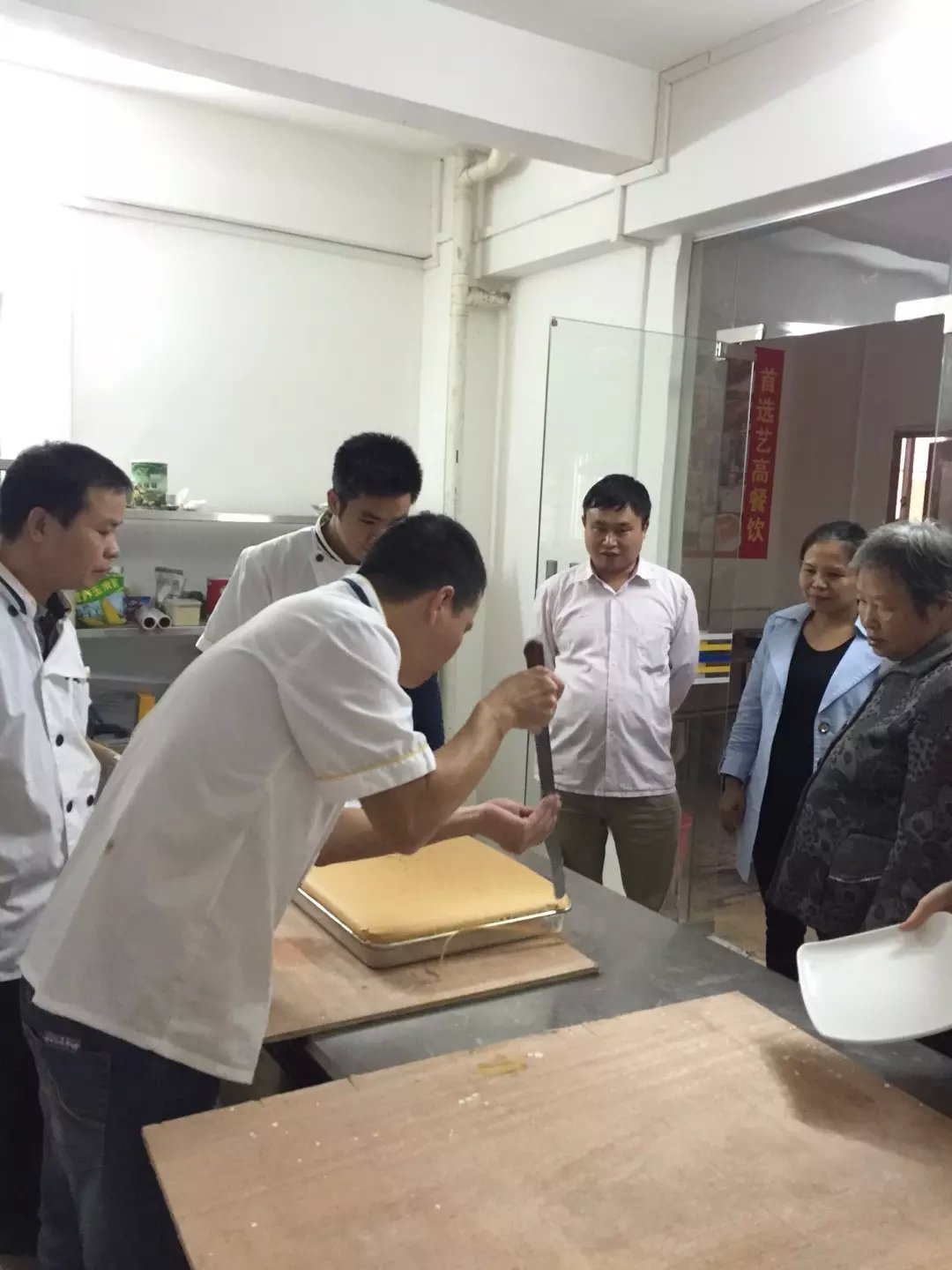 供应广州正宗现烤蛋糕培训，海绵蛋糕做法培训图片