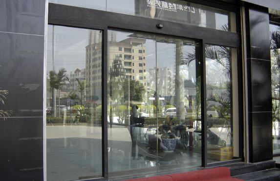 供应自动感应门、北滘专业安装平移玻璃门、银行门禁系统图片