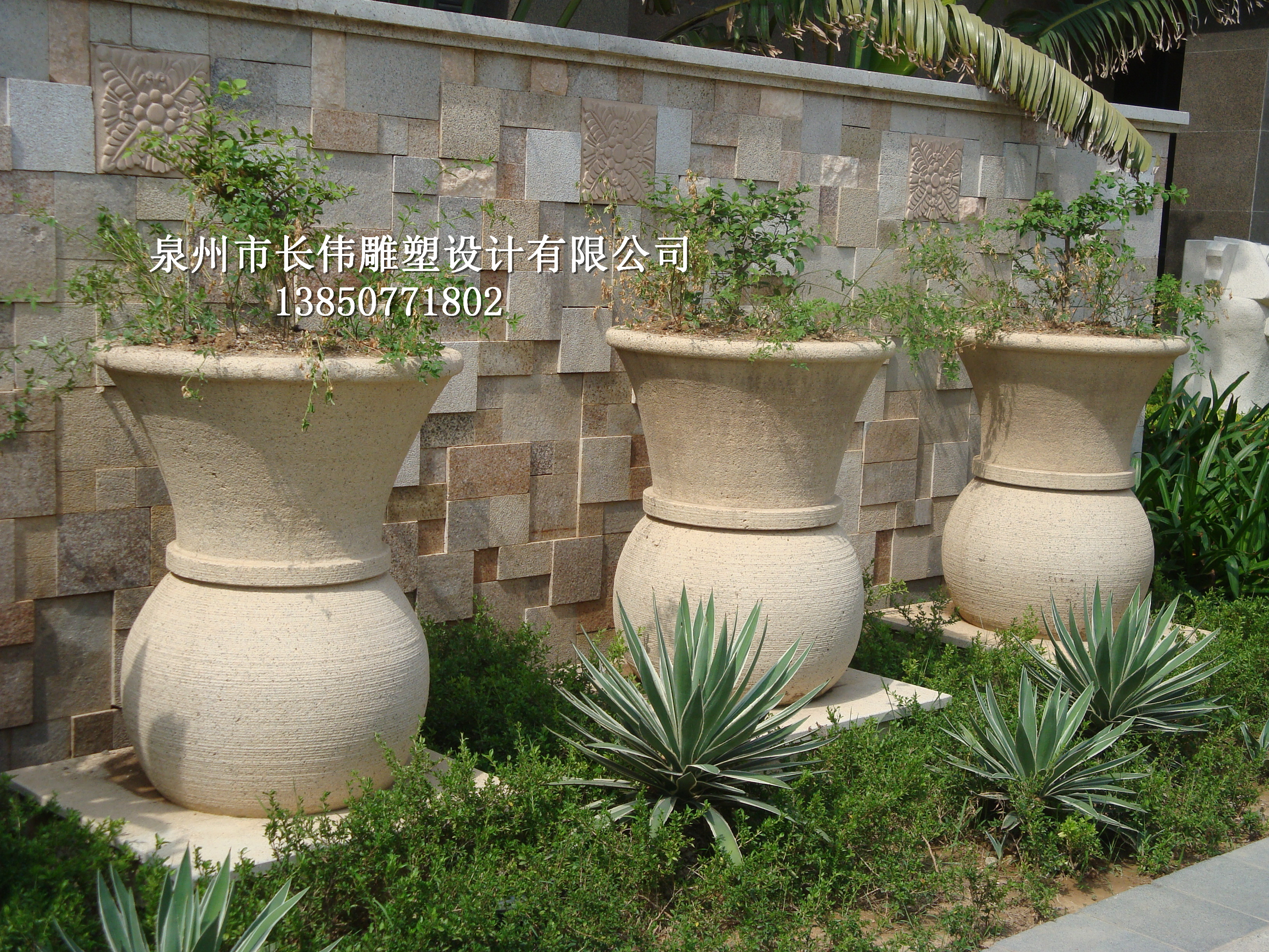 供应用于花钵厂家的石雕花钵埃及米黄花盆厂家批发黄锈石雕塑花盆花瓶图片