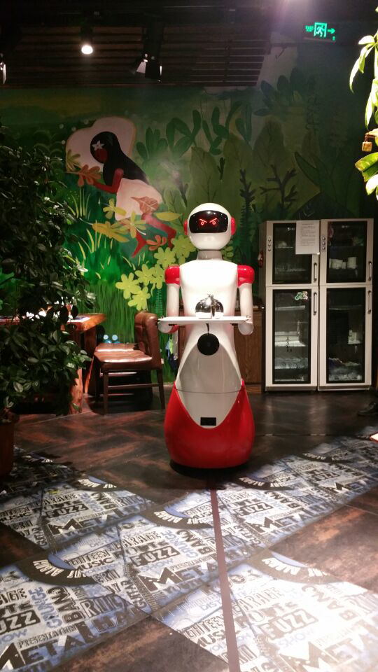 机器人餐厅火爆异常，很多顾客慕名而来，传菜机器人，送餐机器人迎宾机器人，厂价直销，质量保证，技术一流，服务周到