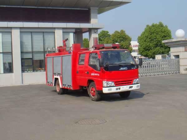 我公司长期供应国标江铃2吨水罐消防车、五十铃消防车、品牌消防车图片