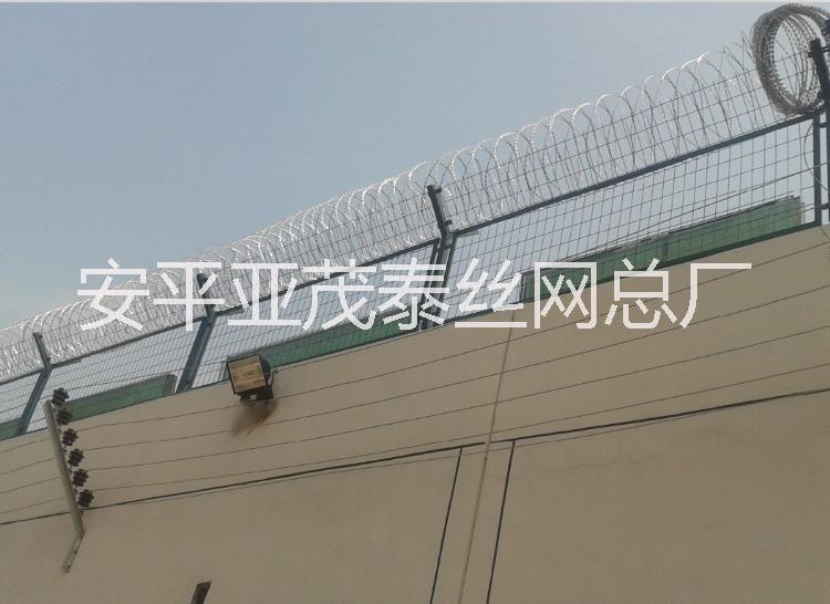 监狱护栏网，亚茂泰监狱隔离栅批发