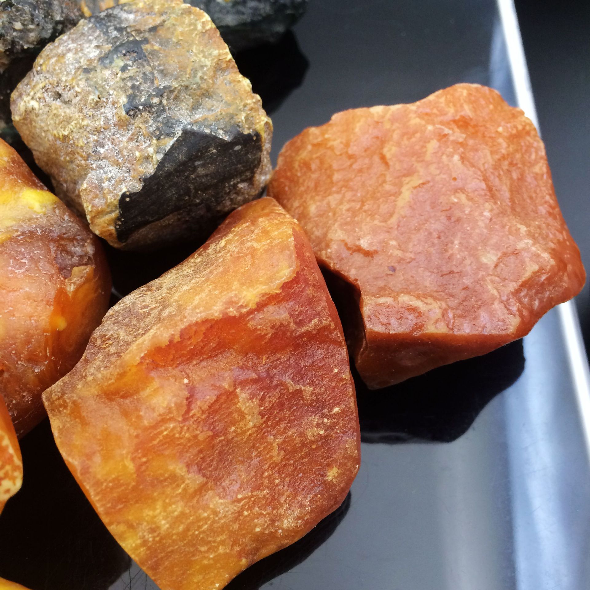 供应波罗的海二代荧光人造蜜蜡原石批发