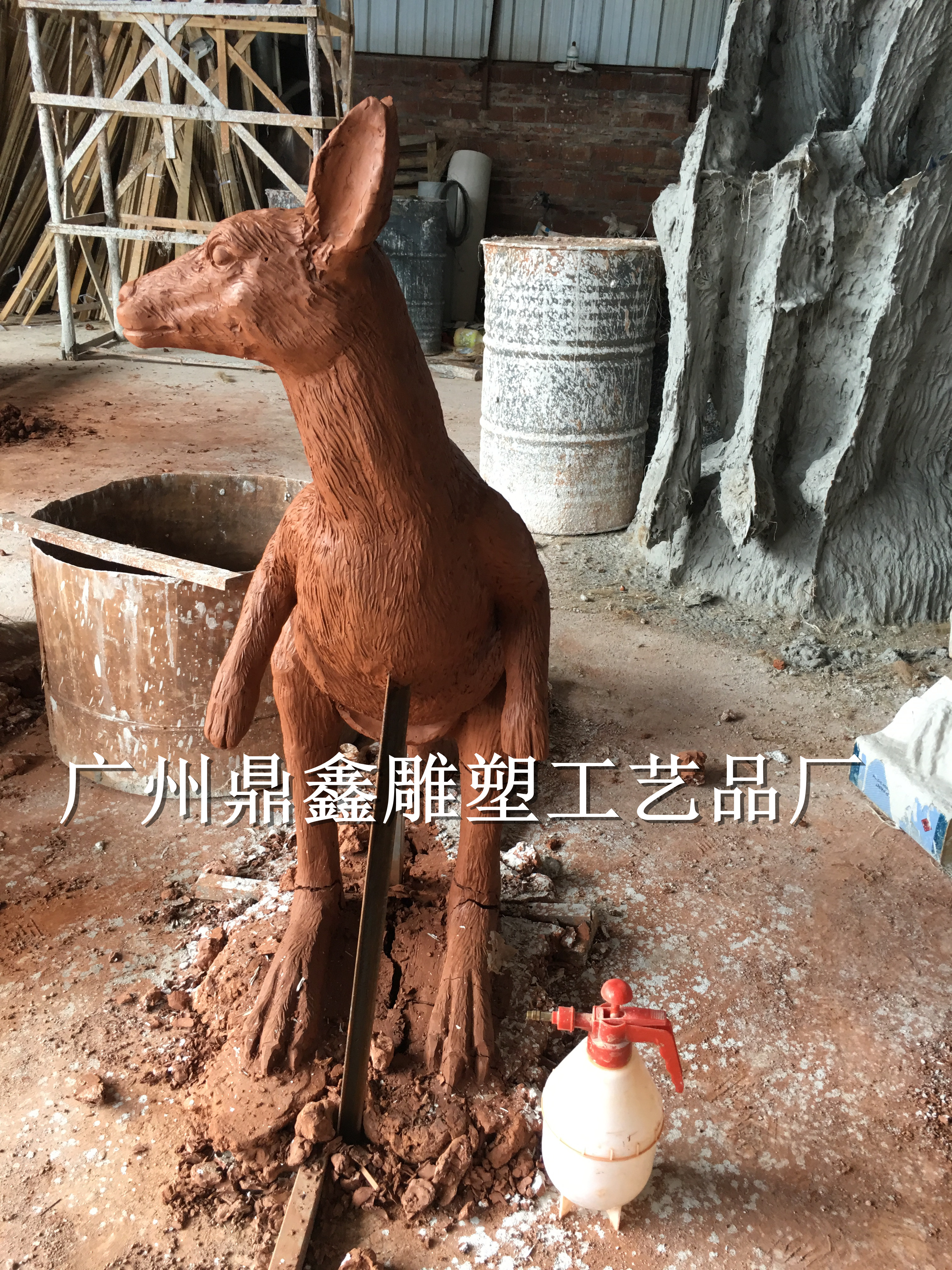广州市动物袋鼠雕塑厂家动物袋鼠雕塑厂家直销订做玻璃钢品