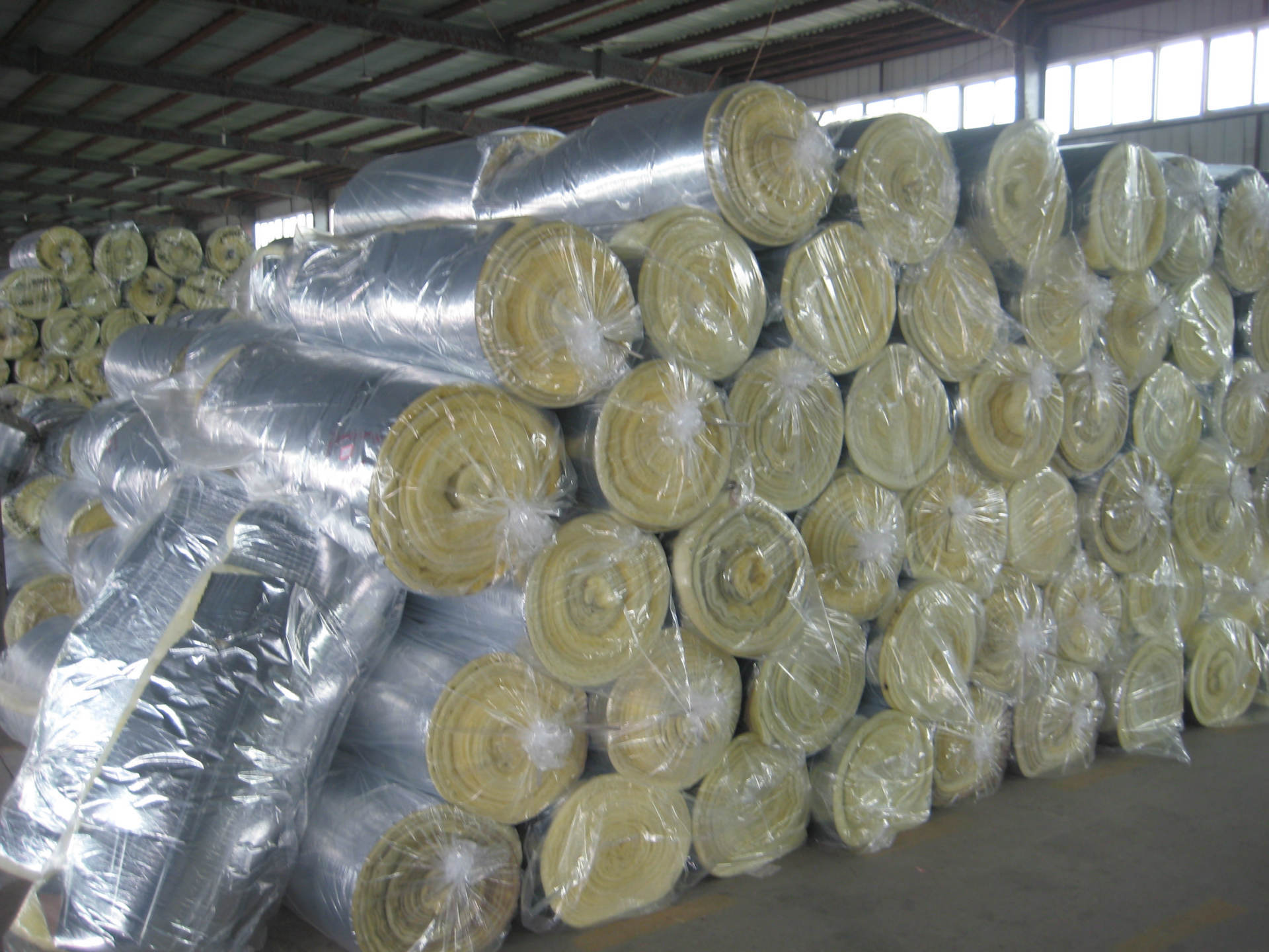 供应玻璃棉，河北玻璃棉生产厂家供应饲舍大棚用玻璃棉板、卷毡价格图片