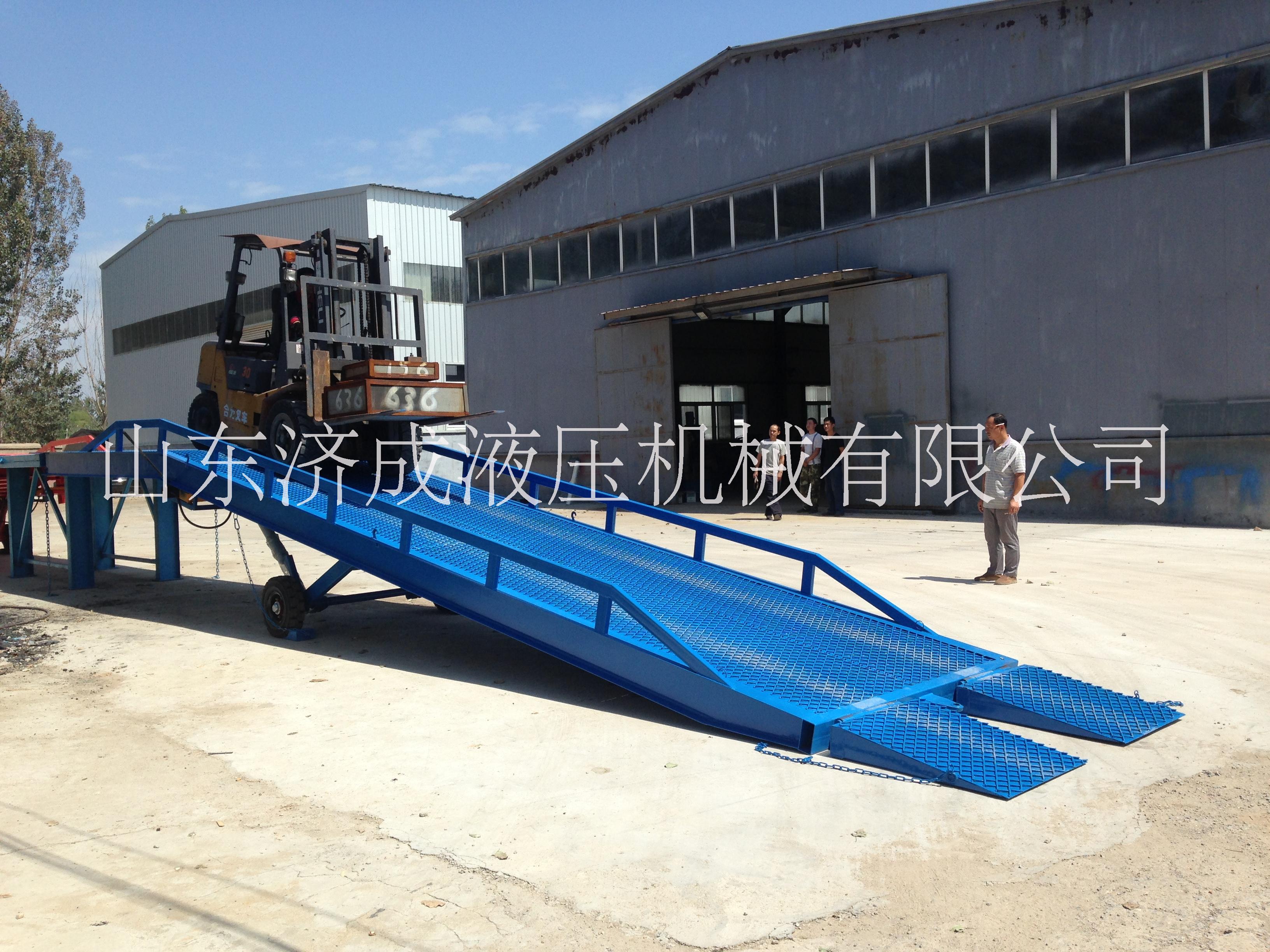 济南市移动登车桥厂家供应重庆济成移动登车桥QYDCQ-6货物装卸平台