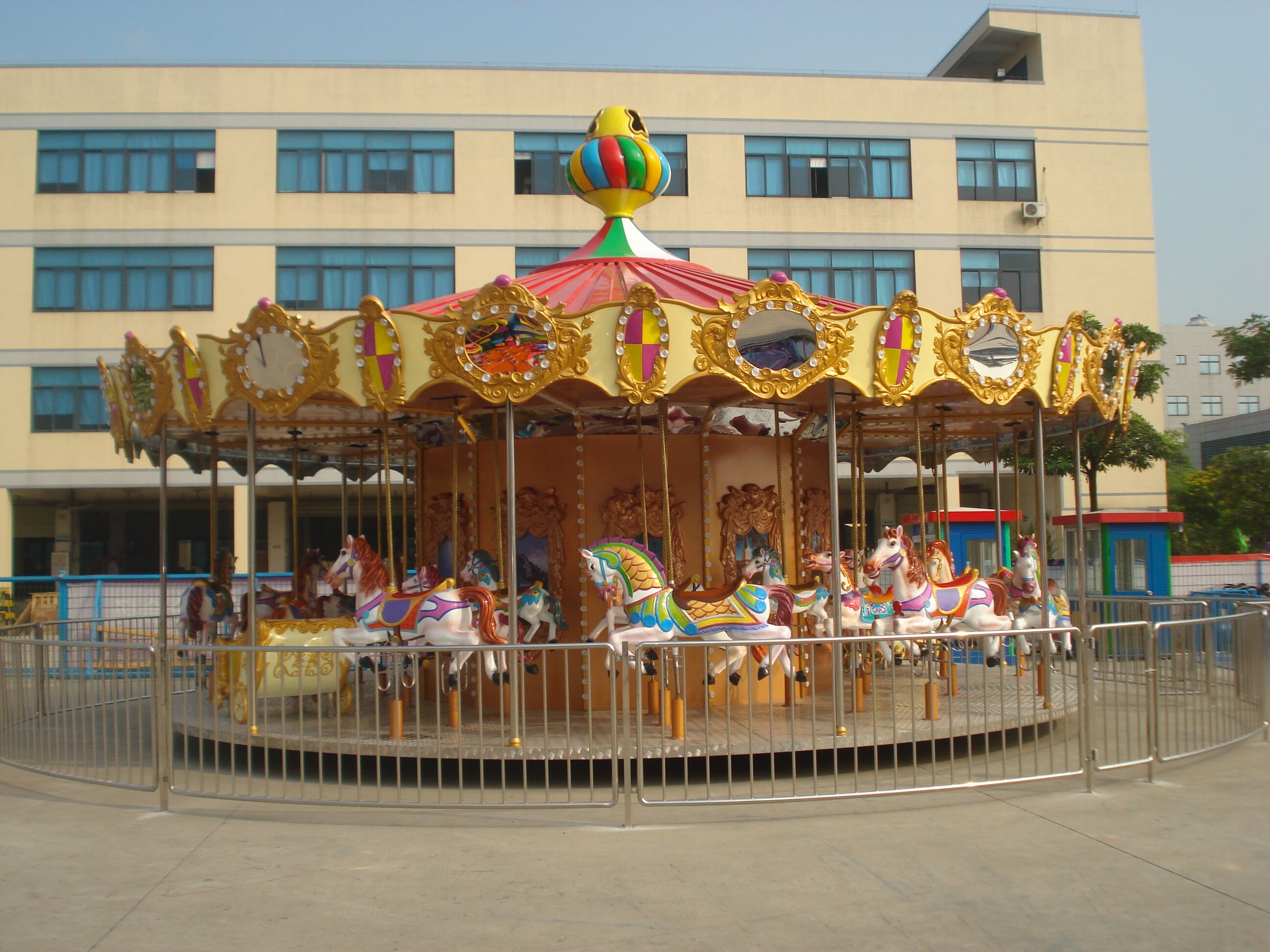 郑州金信游乐设备玻璃钢豪华转马，儿童转马生产厂家