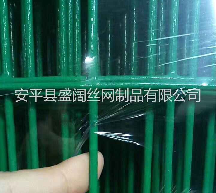 河北专业生产双边丝框架护栏 高速公路护栏网 绿色护栏网图片