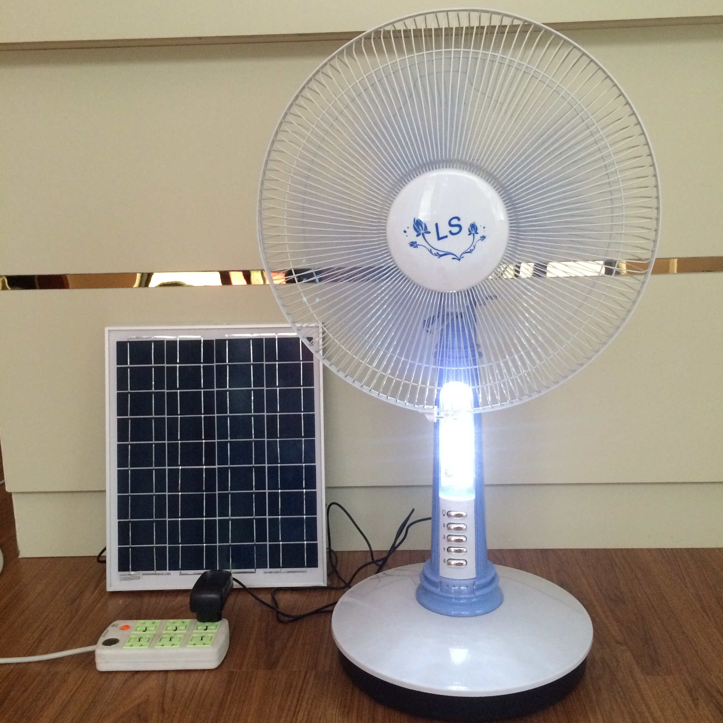16寸太阳能灯电扇学生台式带LED灯摇头家用12V可充电风扇 太阳能充电台扇图片