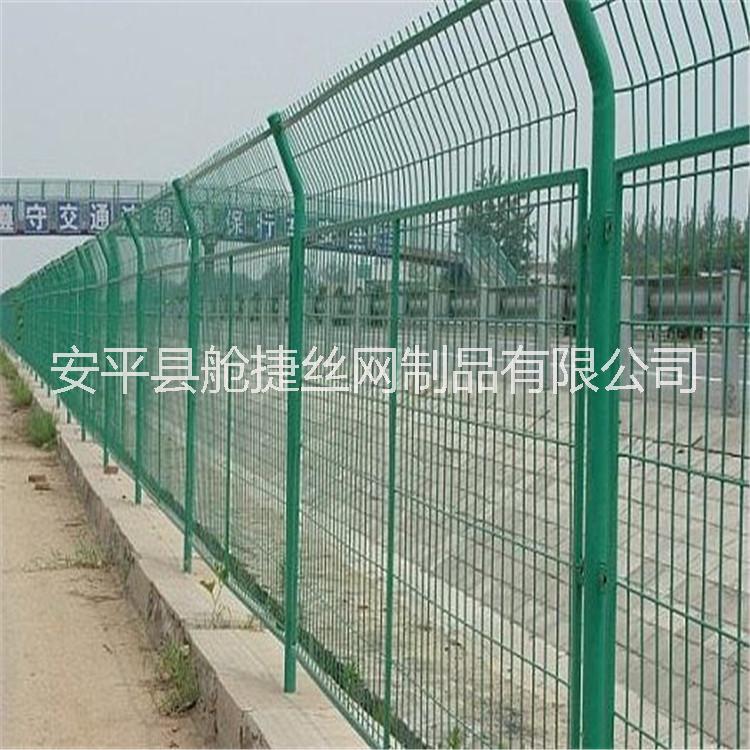 厂家供应高速公路护栏网，框架隔离网，PVC铁丝焊接网护栏图片