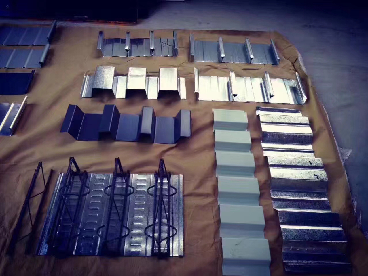 供应铝镁锰板钛锌板钢筋桁架楼承板