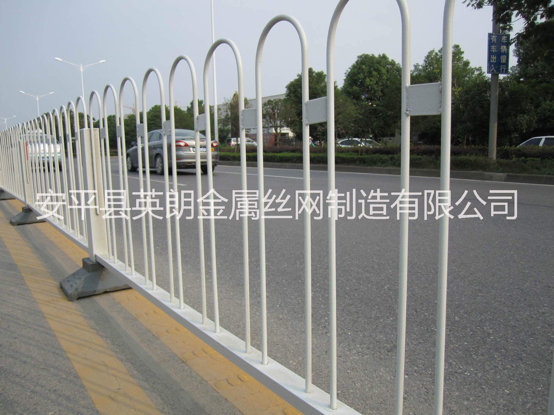 西安卖 京式护栏，圆管护栏，道路隔离栅价格优