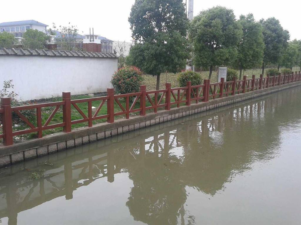 青岛出售批量水泥仿木仿石河堤河道护栏栏杆，仿木花箱仿木长廊