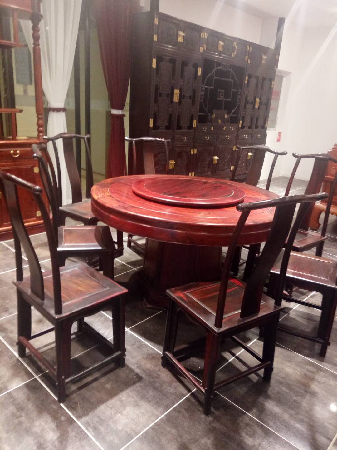昆明 红木餐桌圆桌中式仿古圆台家用实木雕花原木家具餐桌椅组合