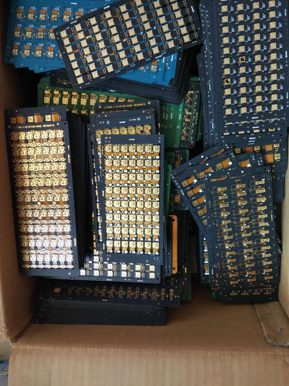 深圳废电路板回收多少钱一公斤？深圳高价回收镀金电路板图片