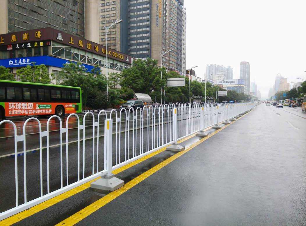 华禹 京式交通护栏锌钢道路护栏厂家直销图片