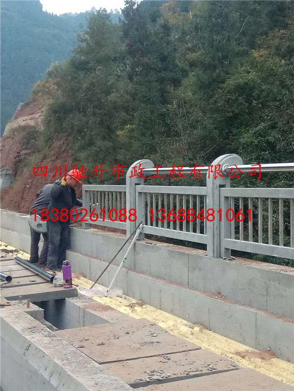 贵州驰升批量供应桥梁铸造石栏杆 栈道仿木仿石栏杆