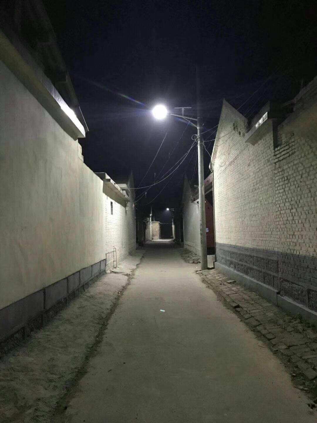 7米30W太阳能路灯安装在山东郓城照亮整个乡村江苏开元太阳能照明供应