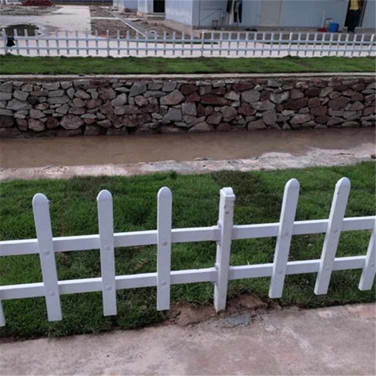 PVC塑钢围栏供应商PVC塑钢围栏供应商 60公分花园围栏 白色庭院塑料格栅 小区美化建 塑料篱笆供应商 移动护栏生产厂家