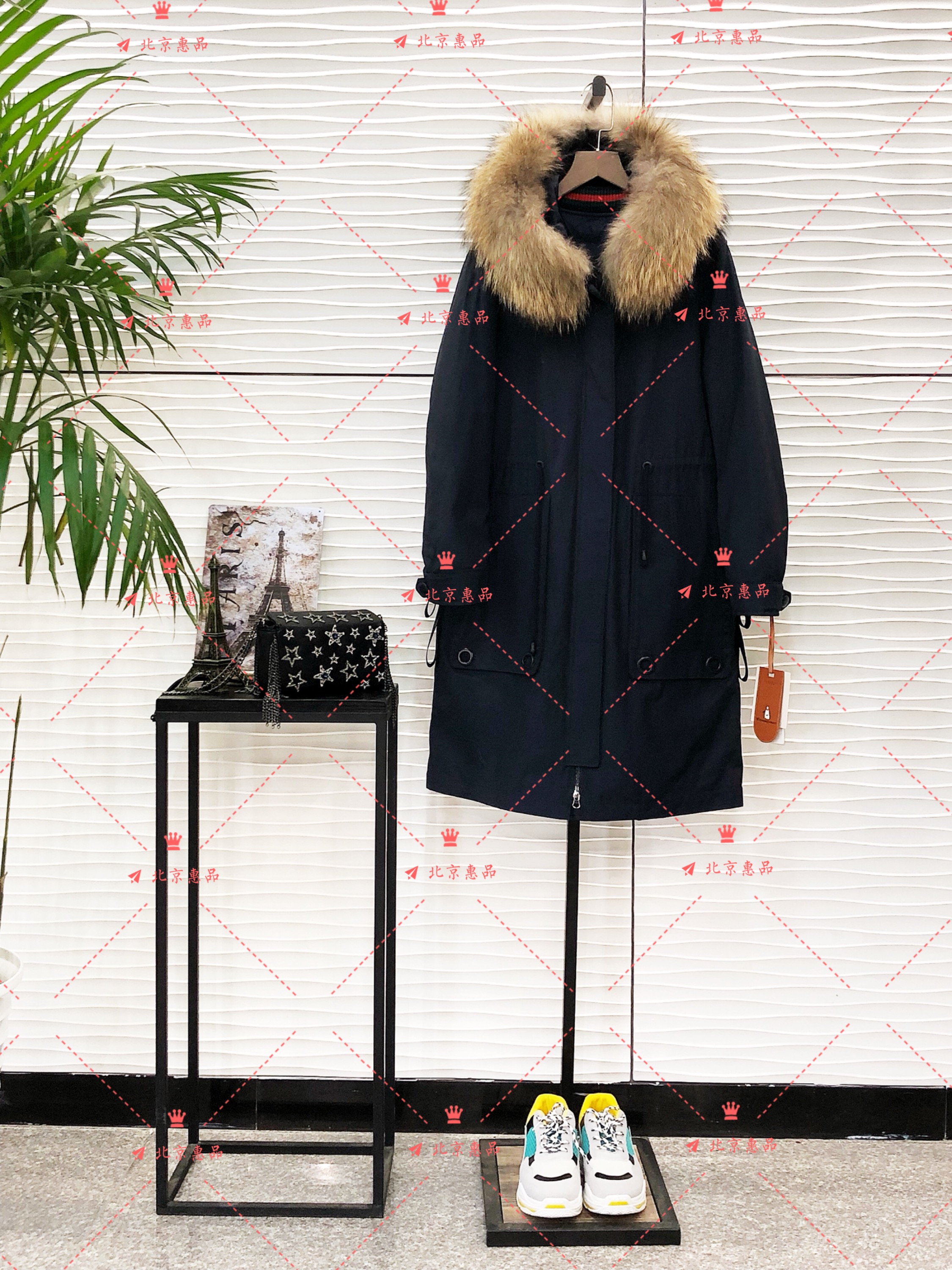 欧版时尚女装长款大毛领派克服折扣货源北京惠品图片