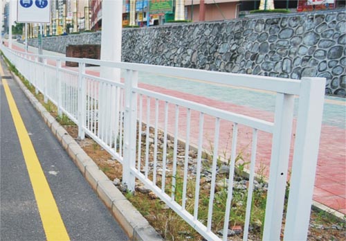 现货供应阳春道路护栏 交通隔离栏批发 市政锌钢公路护栏图片