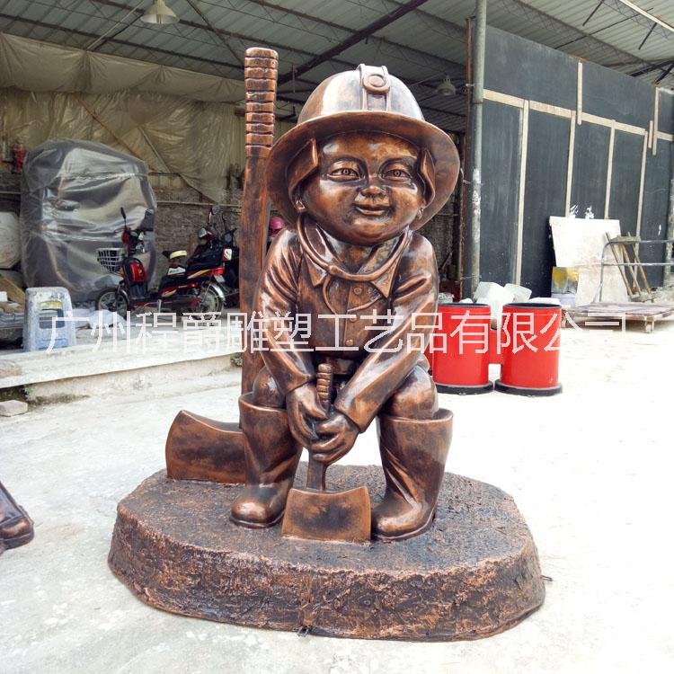 广州雕塑厂家批量供应 玻璃钢拿斧头消防人物雕塑 公园单位庭院展厅消防主题文化摆件图片