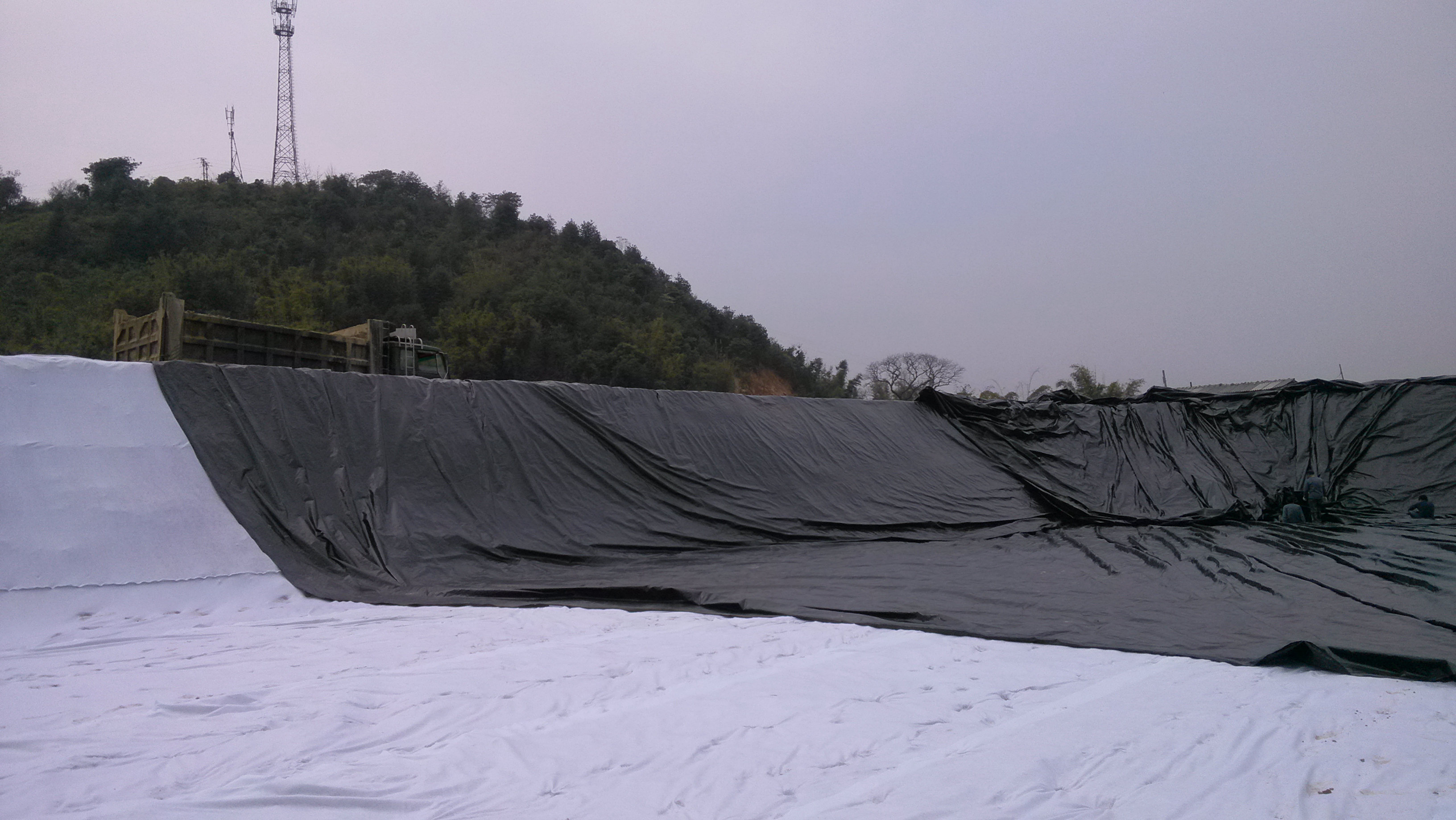 氧化塘HDPE土工膜  氧化塘土工膜  土工膜生产厂家 养殖场废水防渗布 塑料布价格图片