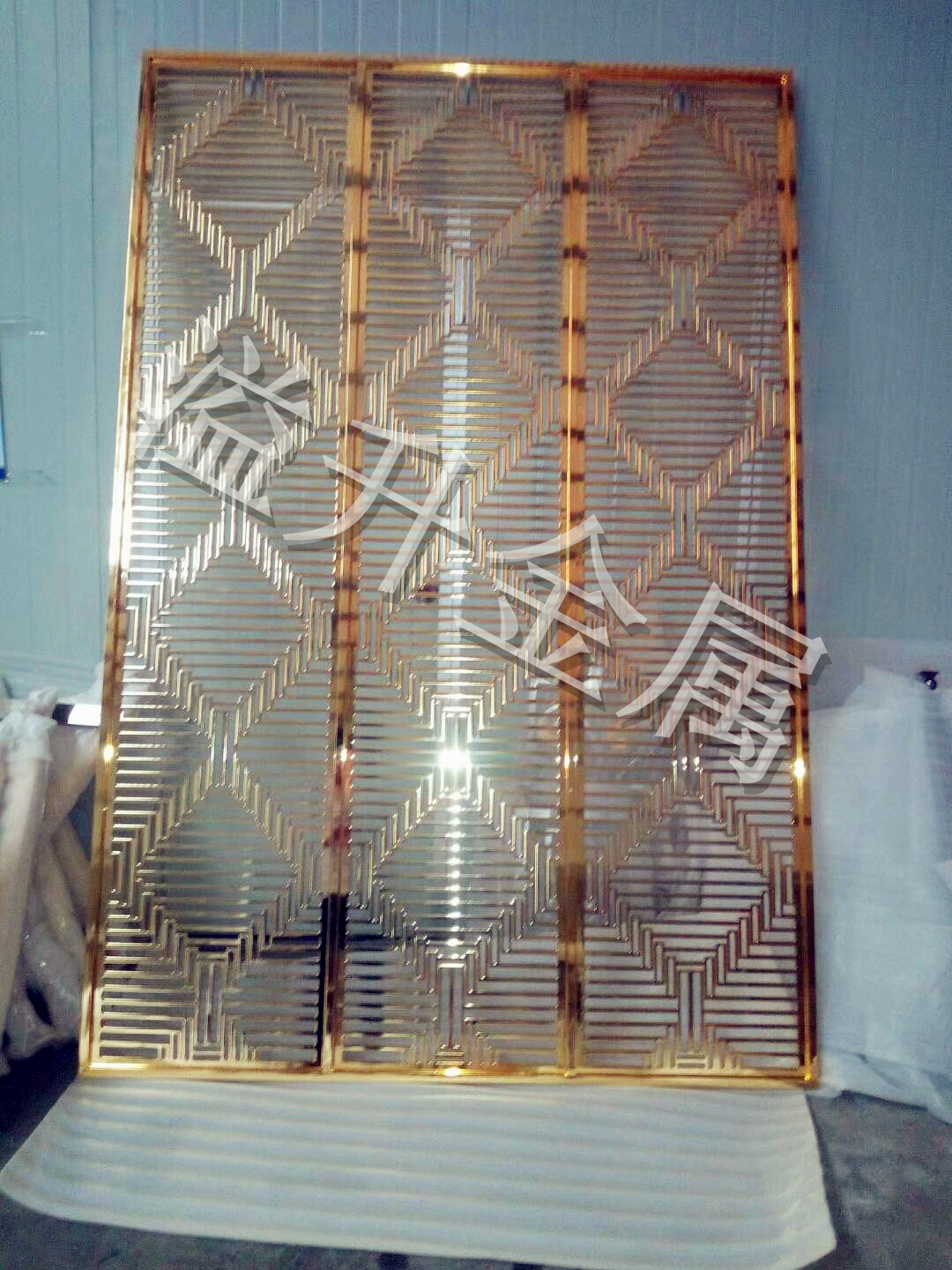 欧式铝板雕刻屏风时尚新款欧式铝板雕花屏风  高档别墅装饰镂空隔断效果图 欧式铝板雕刻屏风