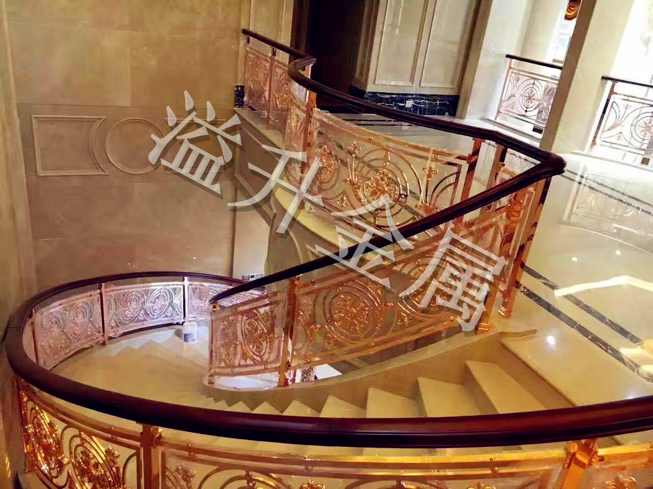 美式别墅安装铝艺楼梯    溢升旋转楼梯厂家设计 旋转楼梯图片