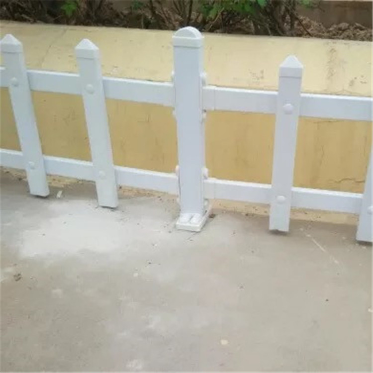 供应白色新型护栏 天津PVC护栏网价格 景区花园型护栏 1米蓝白色PVC围栏图片