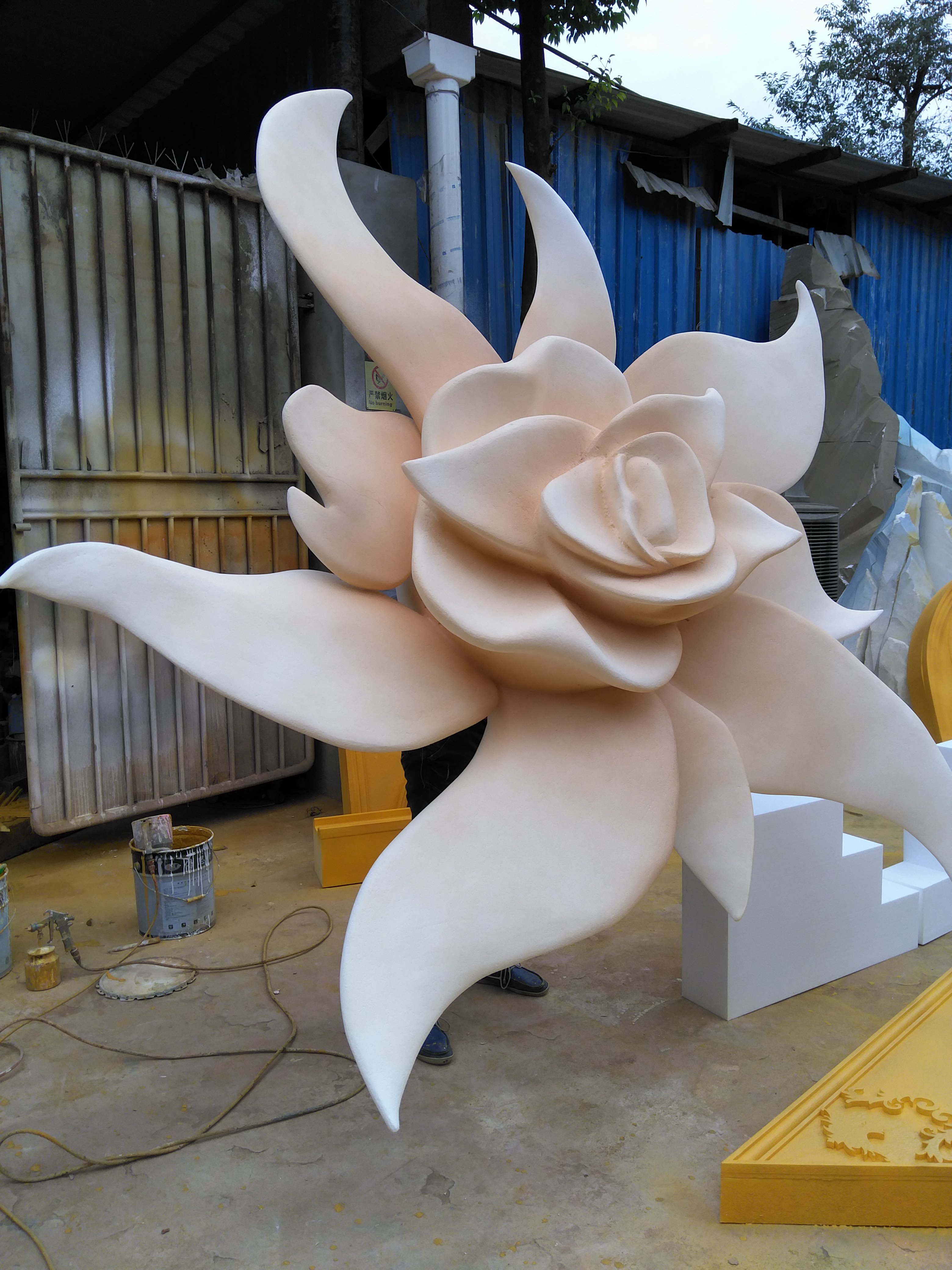 成都市泡沫雕塑定制道具牡丹花月季玫瑰花厂家