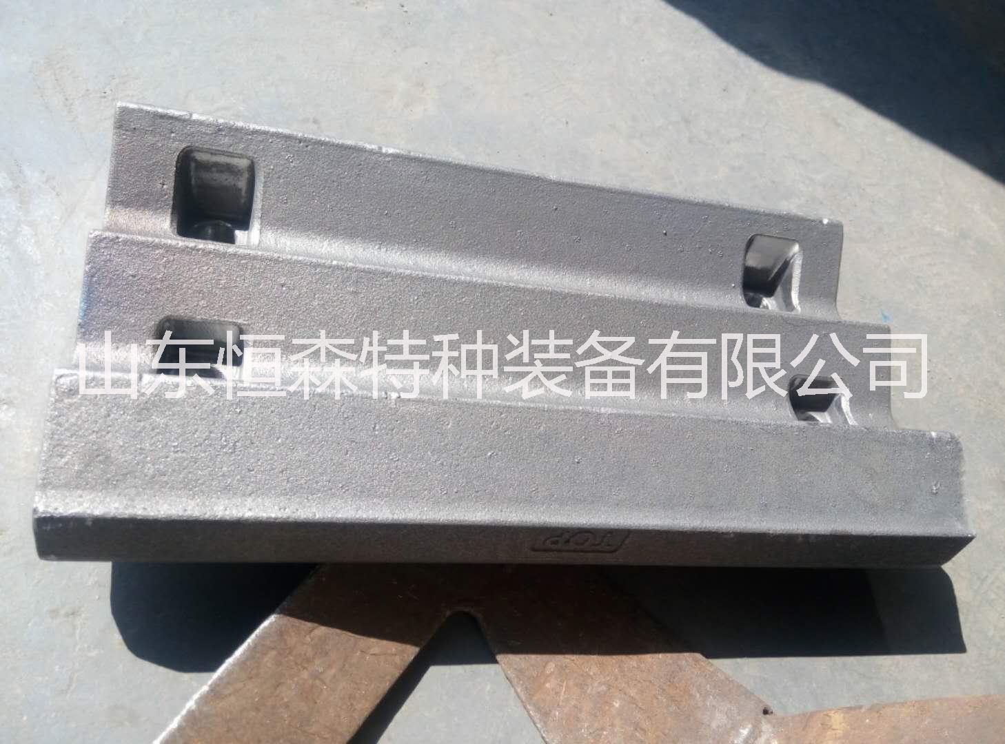 山东生产锤头厂家直销耐磨配件 破碎机衬板图片