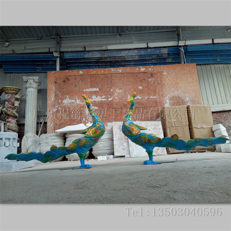 广州市玻璃钢彩色抽象孔雀雕塑厂家
