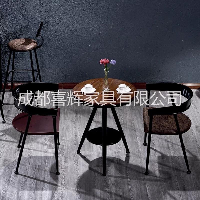 工业风餐桌椅图片