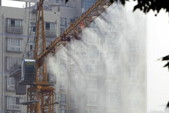 工地塔吊喷淋厂家除尘除雾降尘抑尘 工地塔吊喷淋系统图片