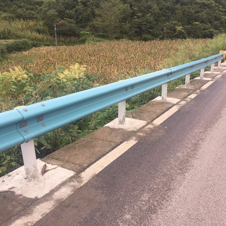 贵州波形护栏厂家供应波形护栏高速公路护栏防撞护板提供安装图片
