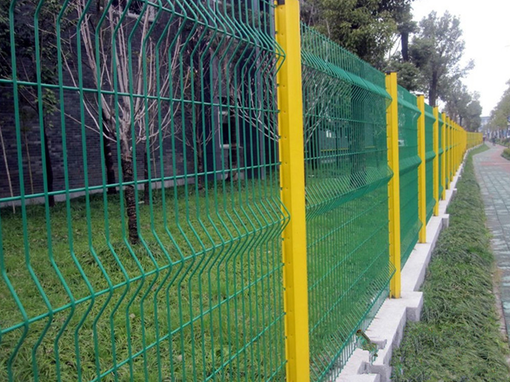 安平县禄福祥出售大量现货 护栏网，隔离栅，锌钢护栏图片