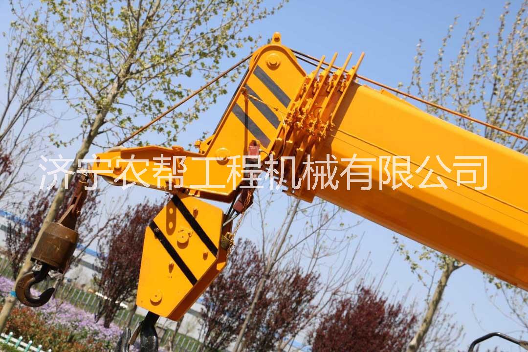 济宁市16吨起重机厂家东风16吨吊车  全新研发的U型起重臂，吊臂长度业内第一 16吨起重机