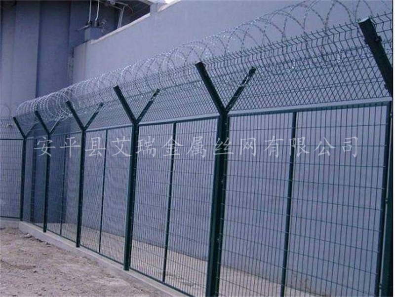 监狱隔离钢网墙价格-围墙加高刀刺网规格-禁区外围刀刺网尺寸