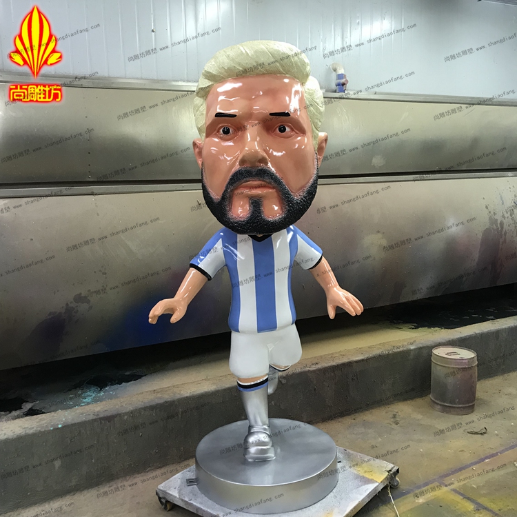 著名足球运动员梅西Q版卡通人偶雕塑 世界杯卡通玻璃钢人物图片
