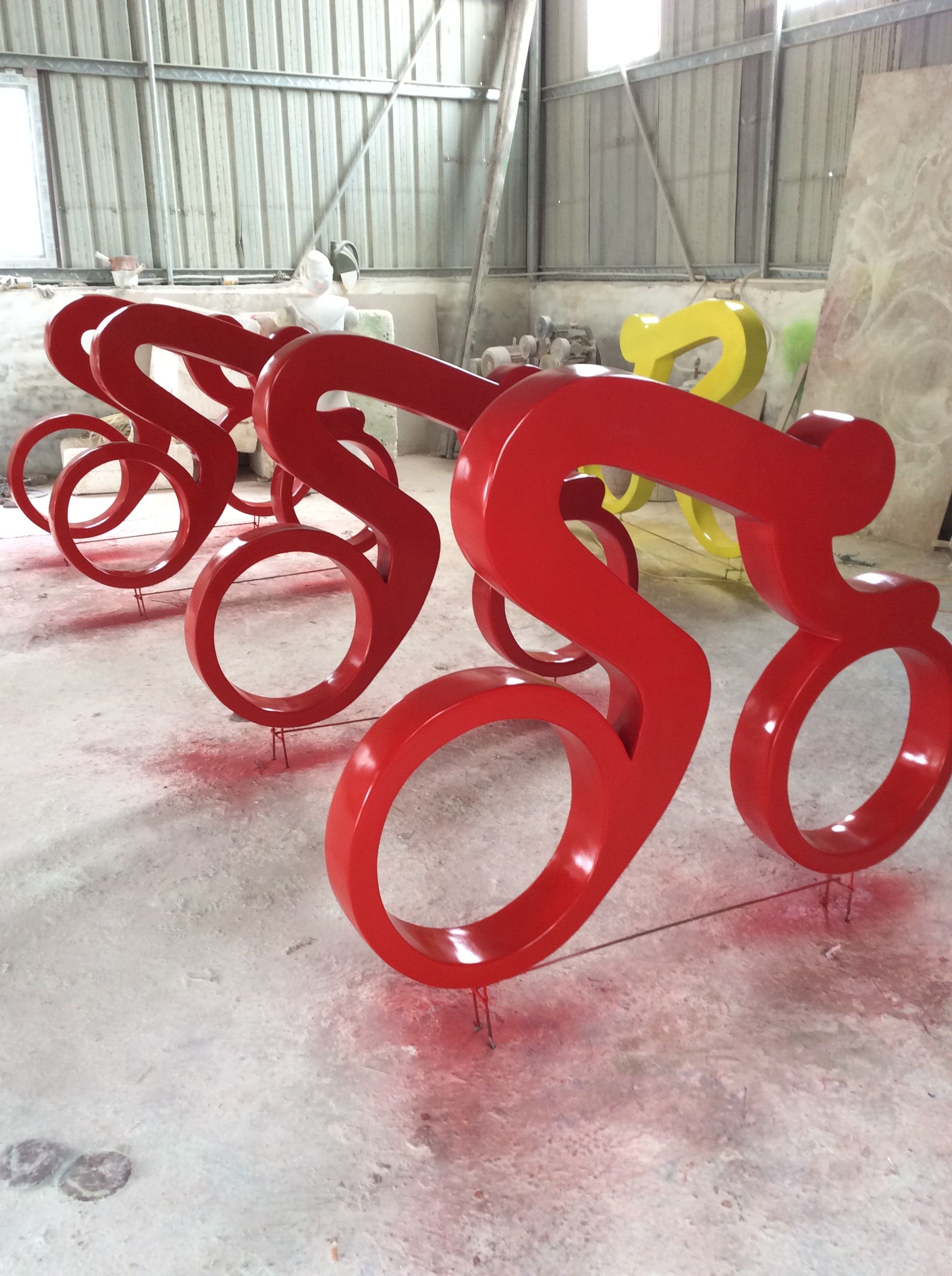 佛山市单车抽象人物雕塑厂家广州玻璃钢单车抽象人物雕塑 户外草坪绿地雕塑制品