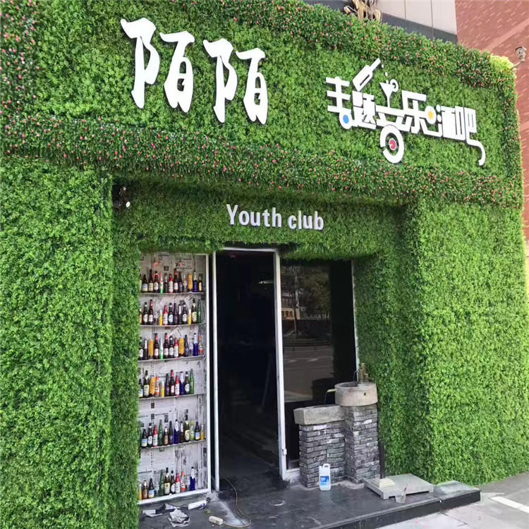 广州市服装店橱窗装饰塑料花绿色假草坪厂家