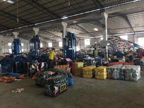东莞地区收购库存服装尾货，长期大量回收库存服装尾货