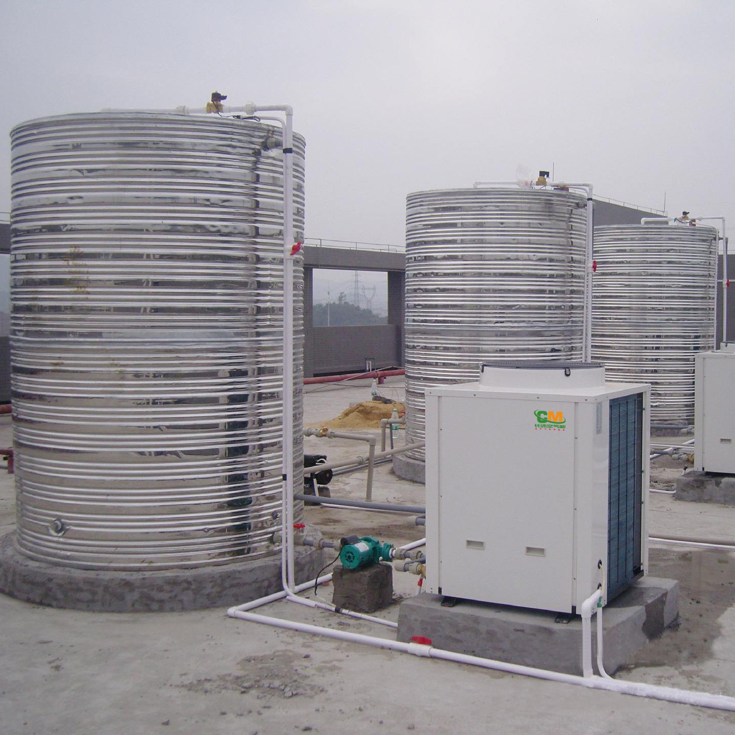 30吨30匹空气能工厂学校医院酒店空气能热泵热水器工程安装图片