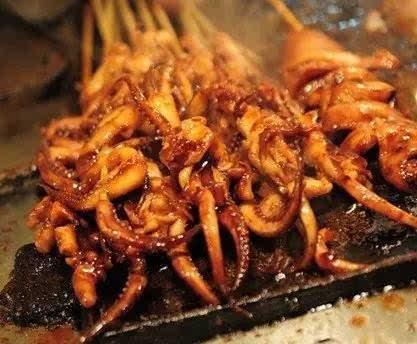 重庆市烤鸭肠厂家味上王铁板烤鸭肠网红街边小吃——重庆特色小吃