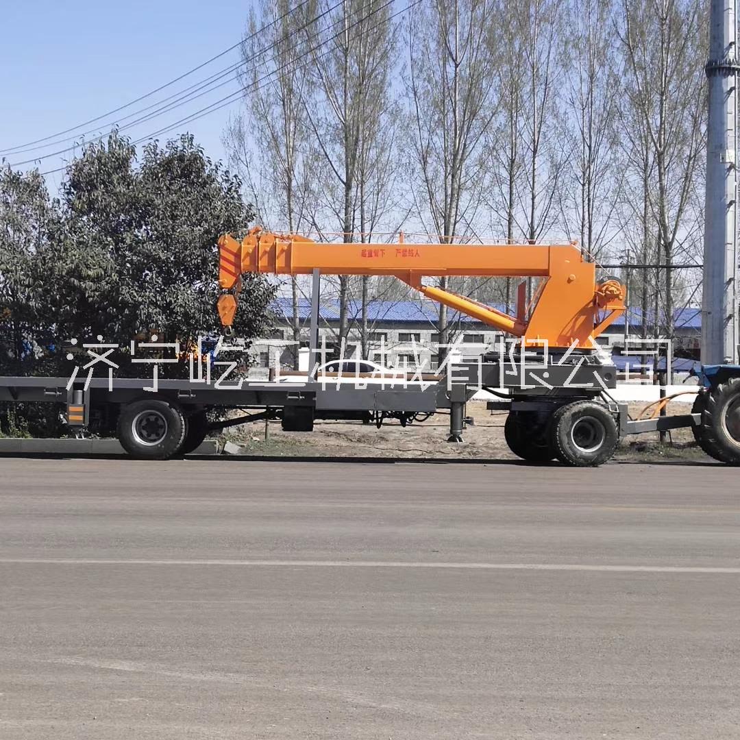 厂家供应改装四驱拖拉机农用平板吊车载吊机运输吊重一体机