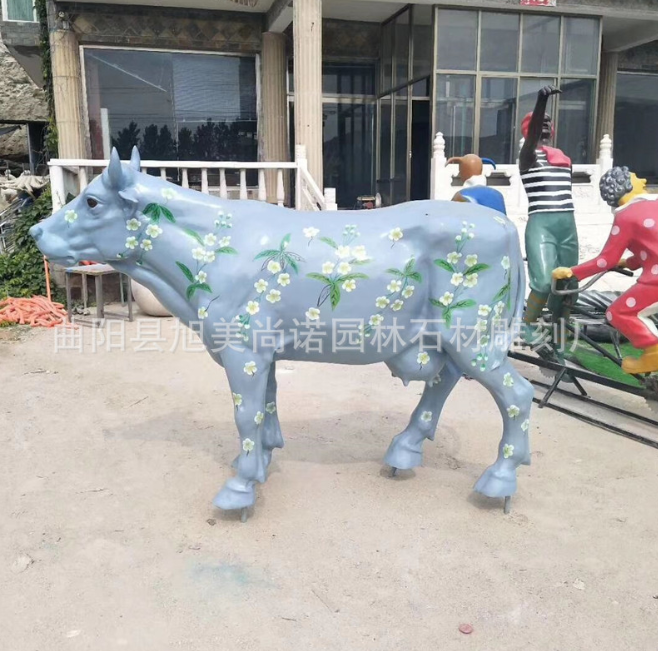 玻璃钢彩绘牛奶牛雕塑 园林农场奶牛水牛雕塑 牧场广场彩绘牛摆件图片